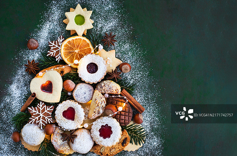 由各种甜味节日饼干组成的圣诞树，顶部视角，留白图片素材