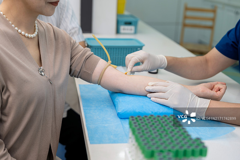 护士从医院病人身上采集血样特写图片素材