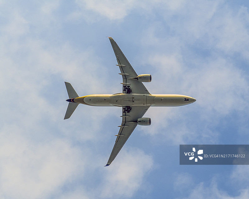 空中翱翔的空客A350-941图片素材