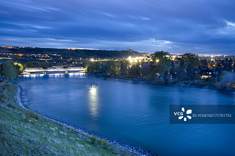 城市暮色下的老火车桥图片素材