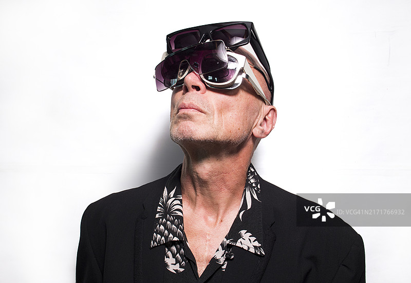 戴多副太阳镜的男子肖像图片素材