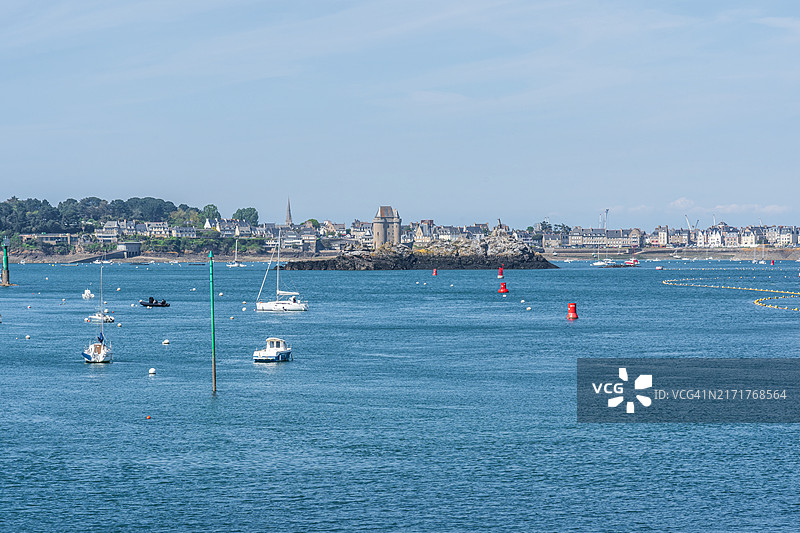 以帆船和游艇为前景，圣马洛历史名城为背景的湖泊图片素材