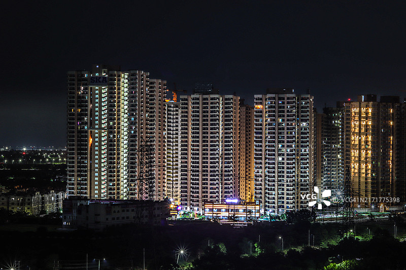 印度北方邦大诺伊达夜间灯火通明的建筑高角度视图图片素材