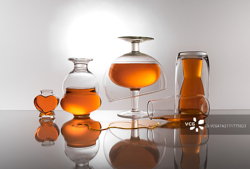 白色背景桌子上的油灯特写图片素材