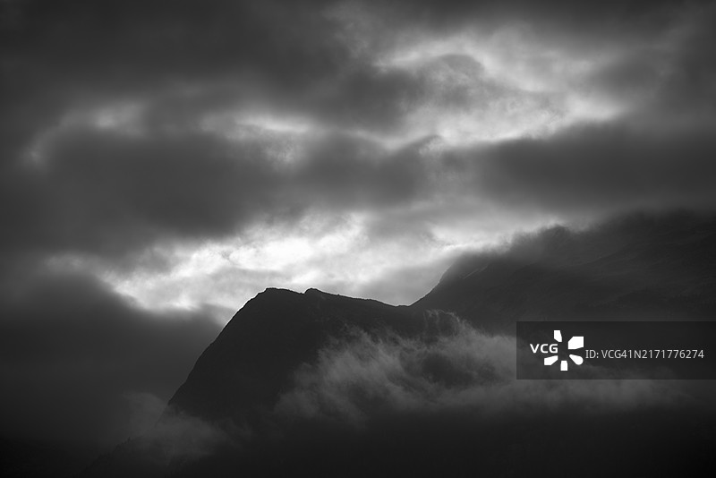 不列颠哥伦比亚省山区上空的暴风云（低角度）图片素材