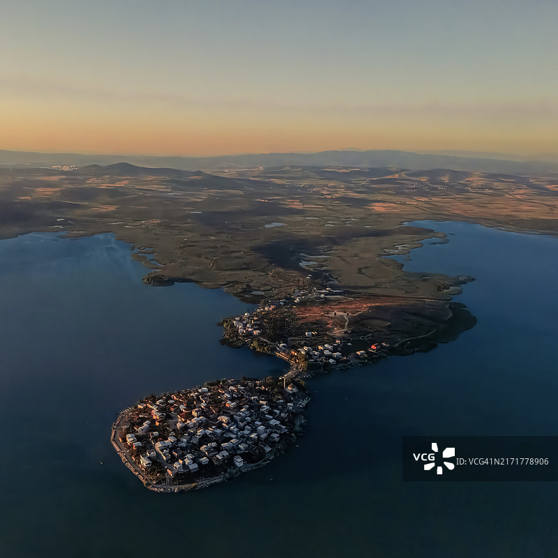 土耳其布尔萨湖中半岛日落鸟瞰图图片素材