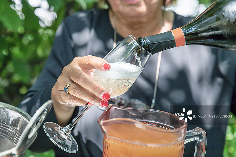 倒饮料的女子图片素材