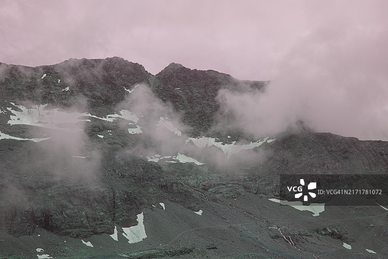 山对着天空的美景图片素材