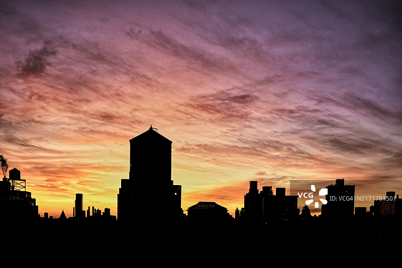 美国纽约市日落时天空下的建筑物剪影图片素材
