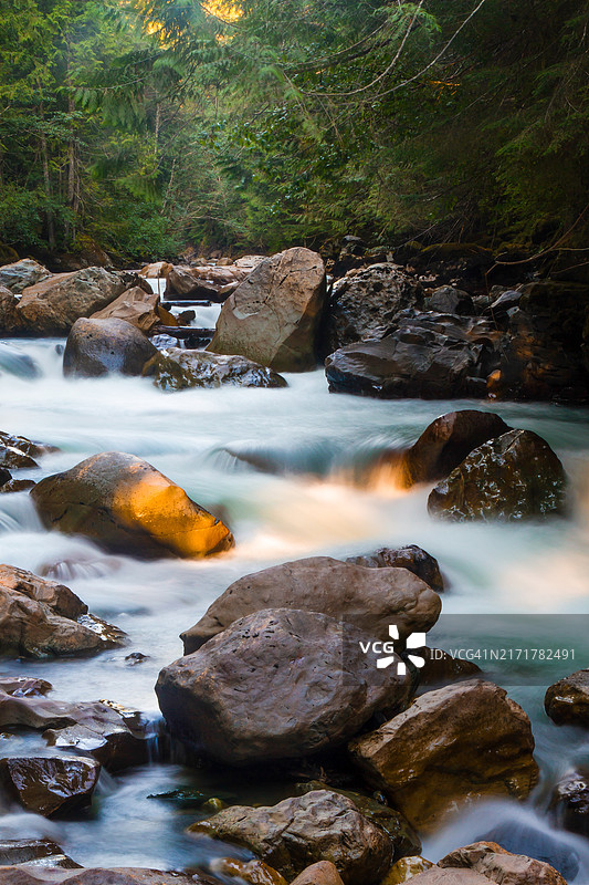 华盛顿州利文沃斯森林瀑布风光图片素材