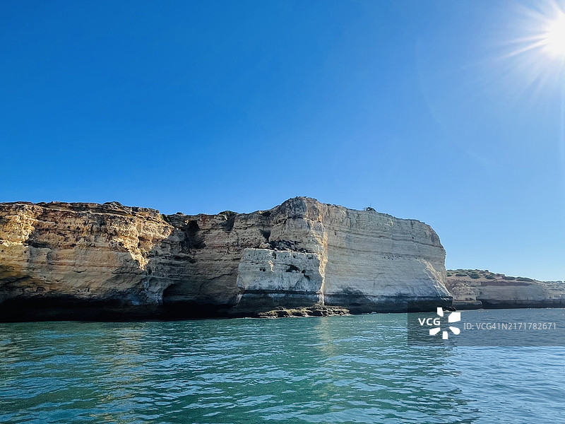 葡萄牙阿尔加维卡武埃鲁贝纳吉尔洞穴的壮丽景色图片素材