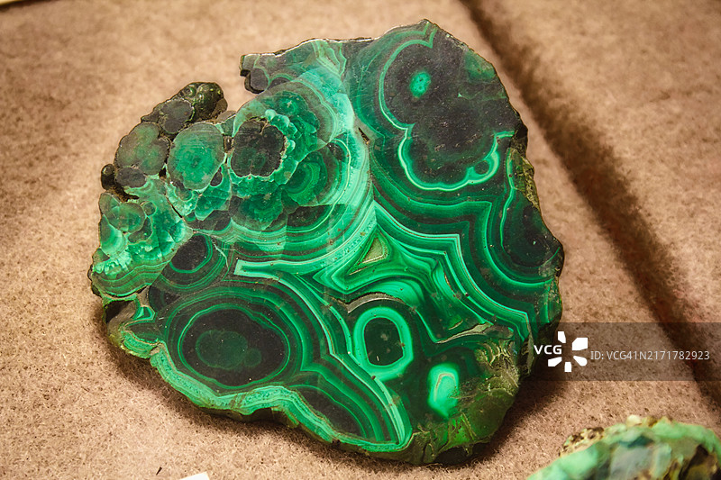 抛光孔雀石宝石特写，绿色波浪图案，产自美国图片素材