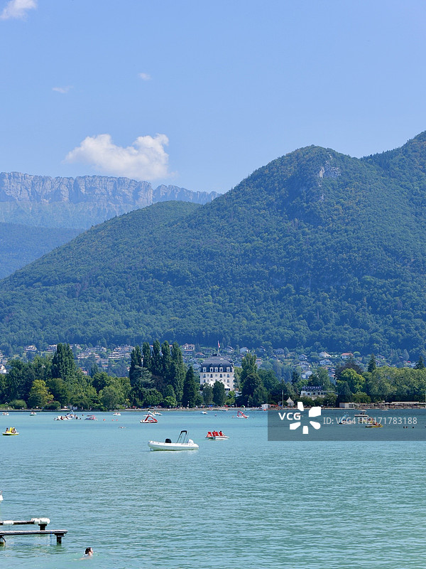 法国海洋与山脉的美丽风景与天空相映成趣图片素材