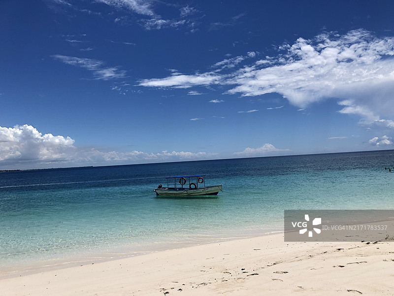 坦桑尼亚达累斯萨拉姆海滩上的船图片素材