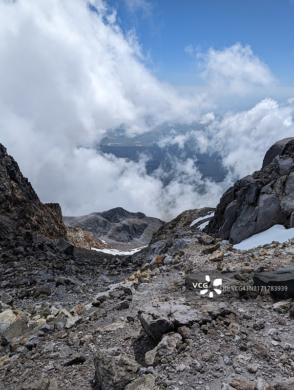 山对着天空的美景图片素材
