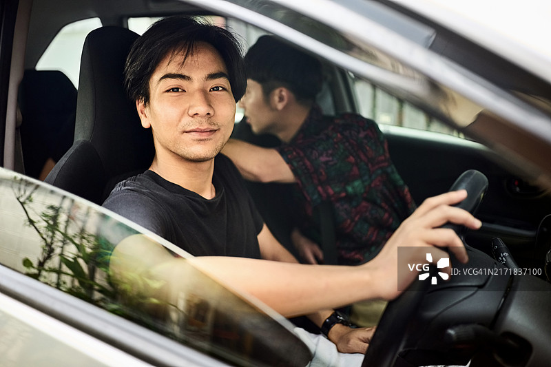 出租车司机和乘客在车内对视图片素材