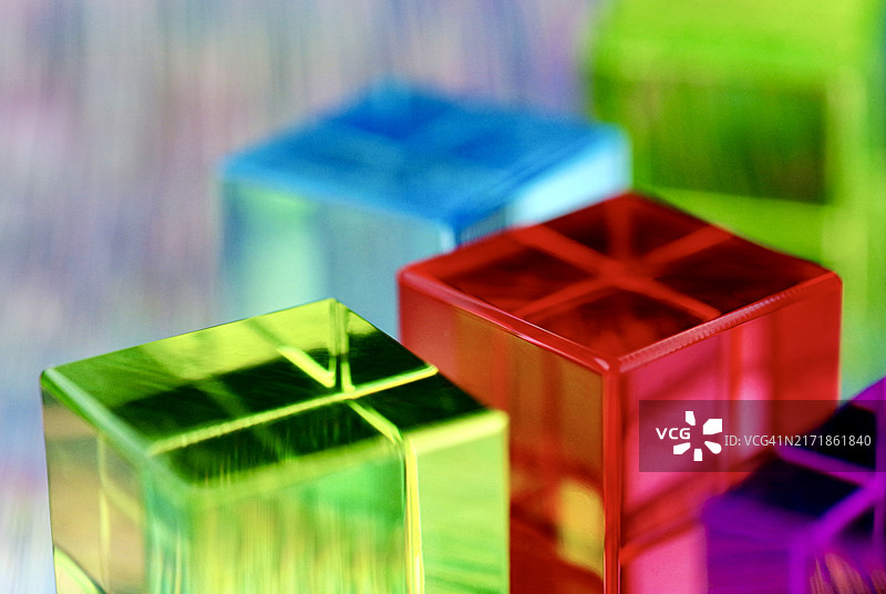 全息背景上的半透明彩色立方体图片素材