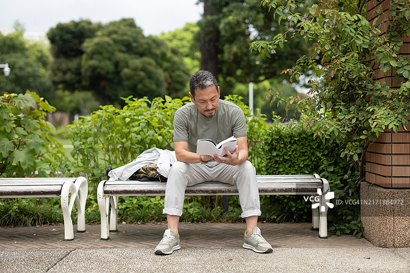 一对夫妇周末游览唐人街图片素材