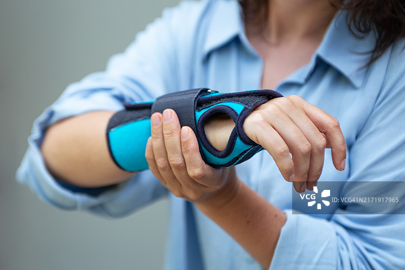 女人手部佩戴绷带矫形器，特写图片素材