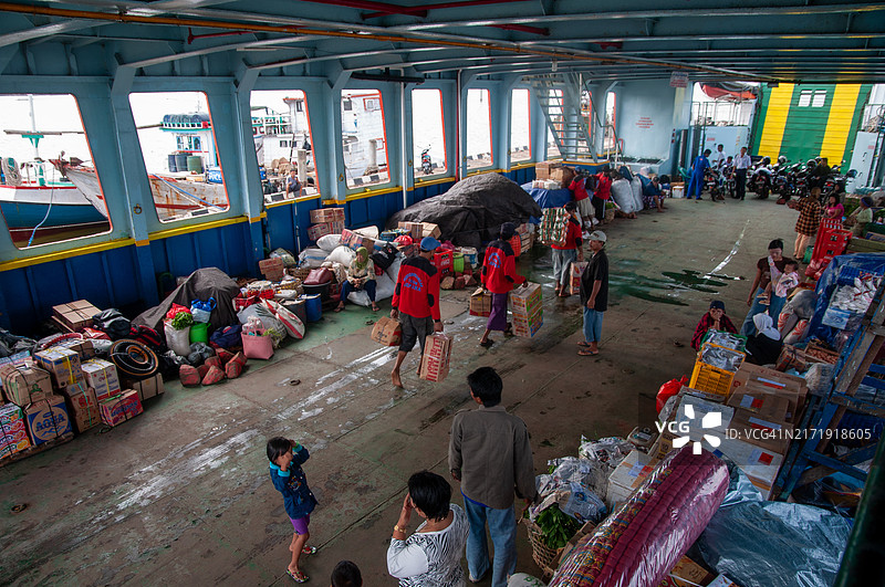 印度尼西亚渡轮内部，载有货物和人员图片素材