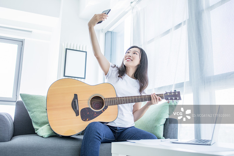 女人弹吉他自拍图片素材