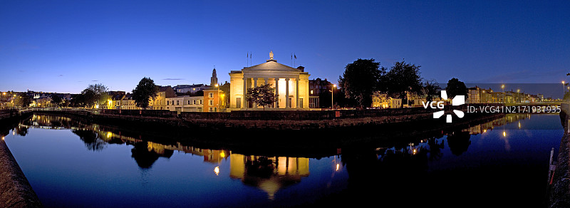 爱尔兰科克市李河上的圣玛丽多米尼加教堂图片素材