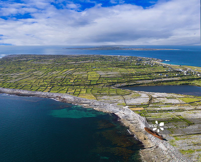 爱尔兰戈尔韦郡伊尼希尔岛残骸的航拍景色图片素材