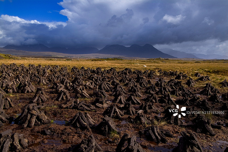 爱尔兰戈尔韦郡康尼马拉十二针Roundstone沼泽的泥炭草皮堆图片素材