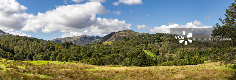 秋初迷人的湖区风光图片素材