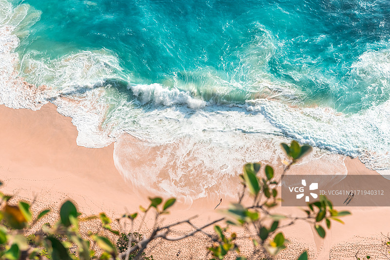 从观景点拍摄的克林金海滩及其碧绿海水的照片图片素材