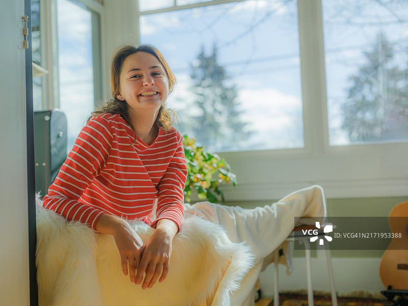 在家中的快乐女人图片素材