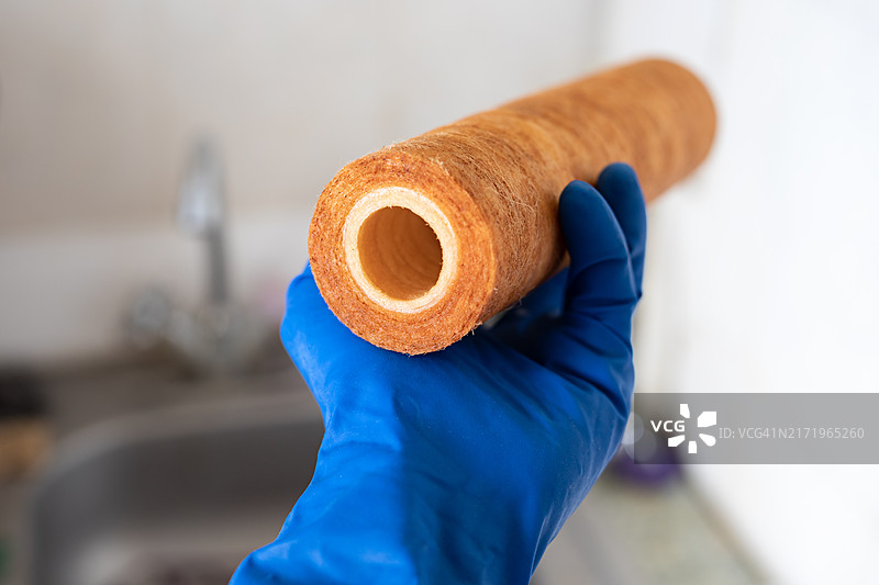 手持生锈的滤水器滤芯（选择性焦点）图片素材