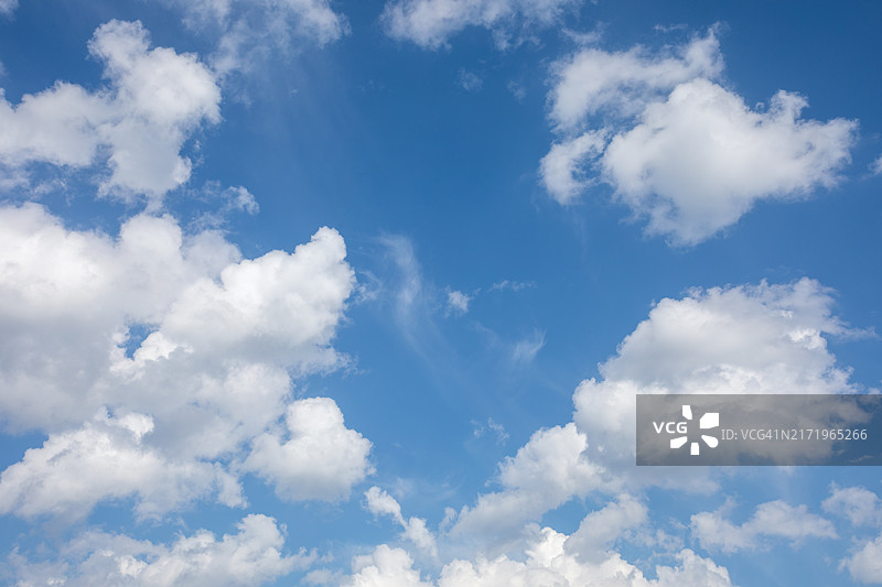 阳光明媚的夏日蓝天白云图片素材