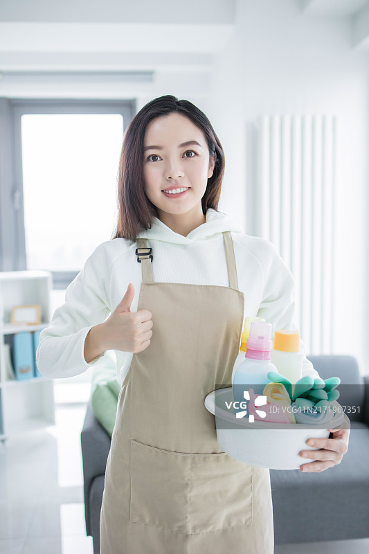 女人在家打扫卫生图片素材