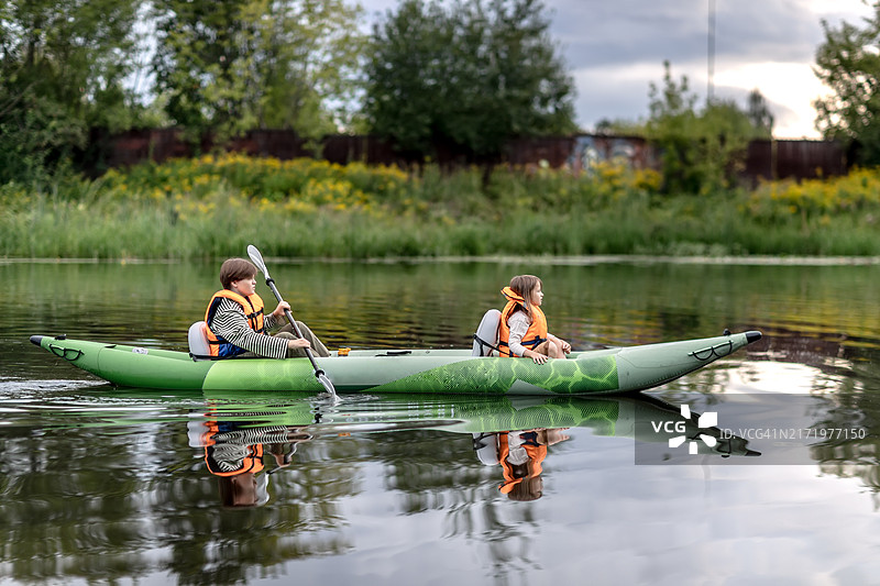 姐妹俩在夏天划皮划艇图片素材