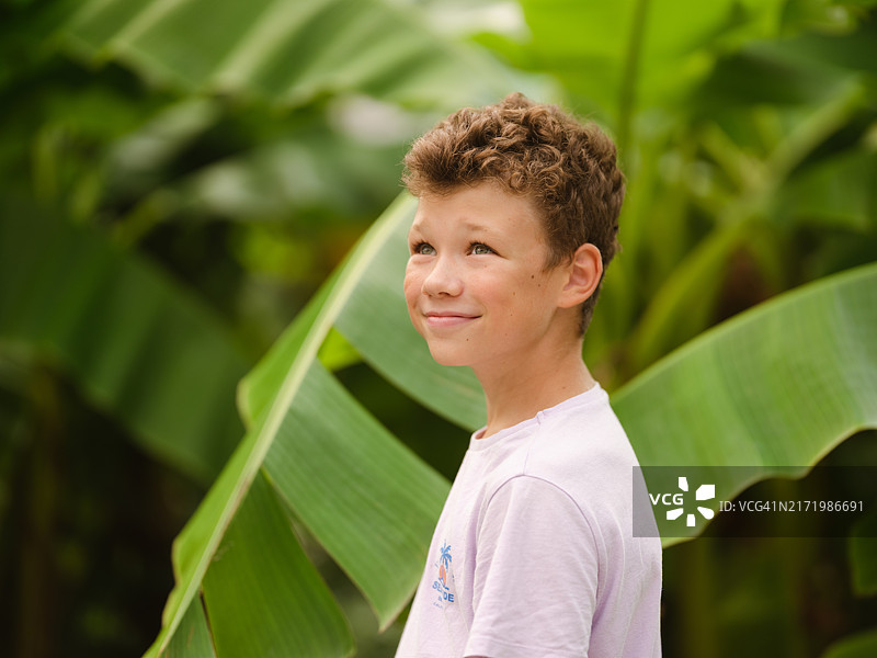 微笑的青少年男孩肖像图片素材