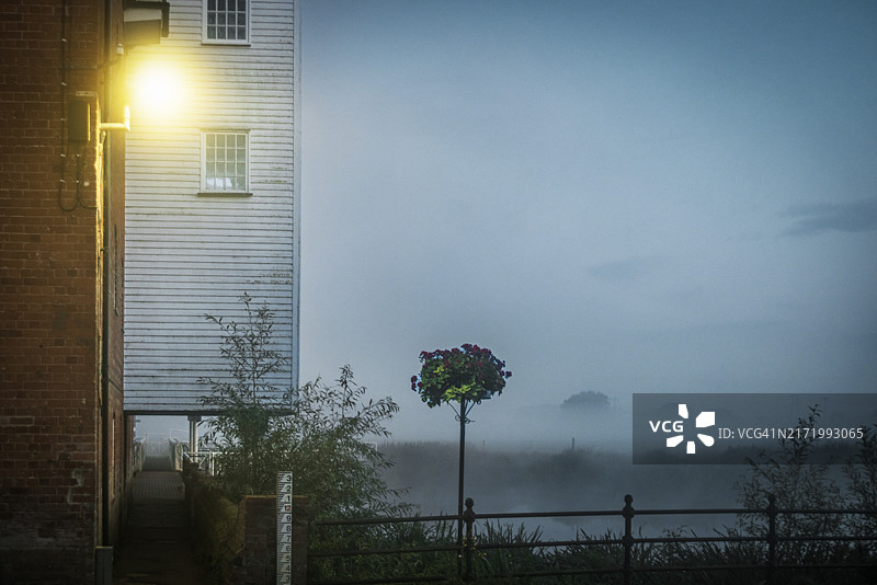 科茨沃尔德蒂克斯伯里早夏晨雾图片素材