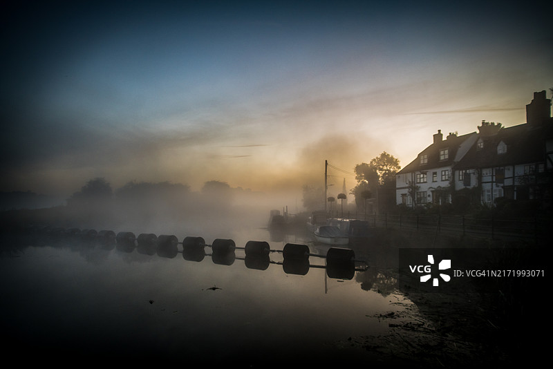 科茨沃尔德蒂克斯伯里早夏晨雾图片素材