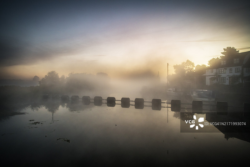 科茨沃尔德蒂克斯伯里早夏晨雾图片素材