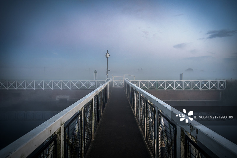 科茨沃尔德蒂克斯伯里早夏晨雾图片素材