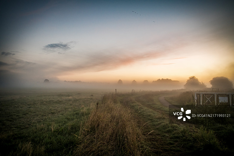 科茨沃尔德蒂克斯伯里早夏晨雾图片素材