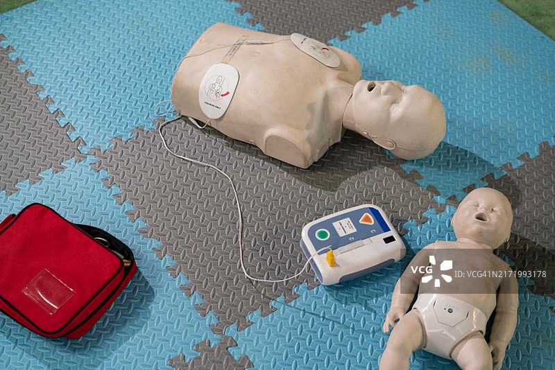 用于急救训练的带有AED的CPR人体模型图片素材