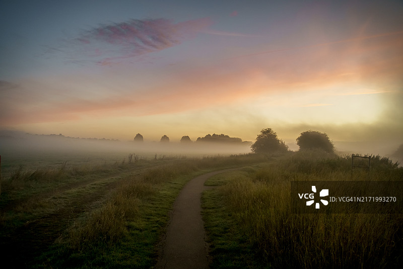 科茨沃尔德蒂克斯伯里早夏晨雾图片素材