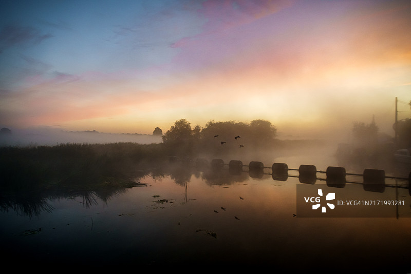 科茨沃尔德蒂克斯伯里早夏晨雾图片素材