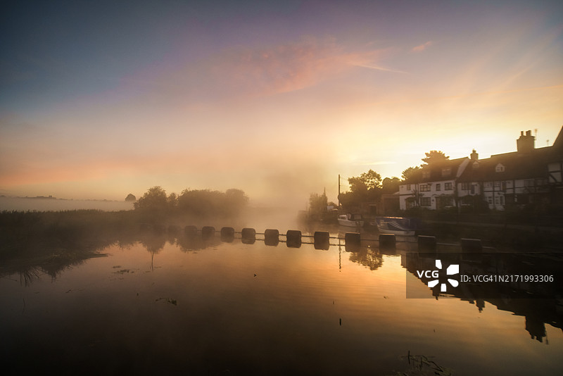 科茨沃尔德蒂克斯伯里早夏晨雾图片素材