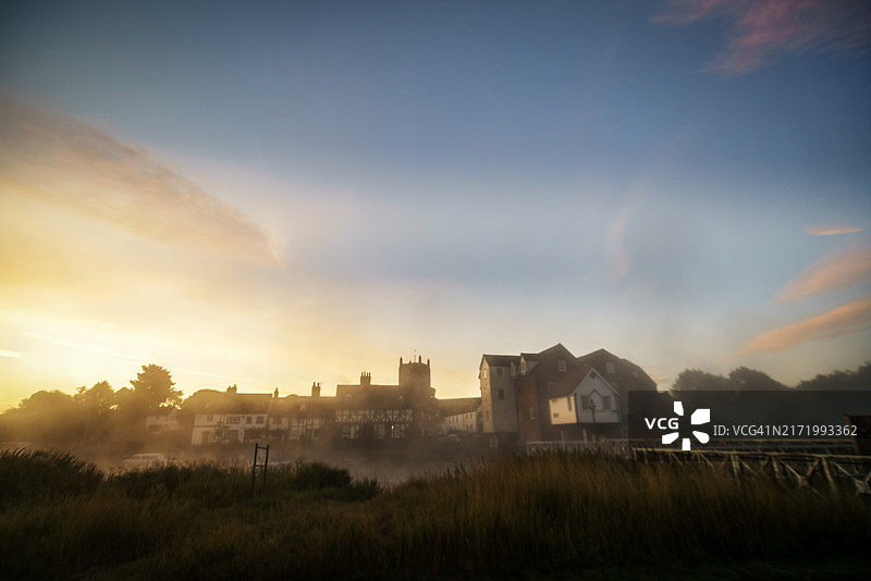 科茨沃尔德蒂克斯伯里早夏晨雾图片素材