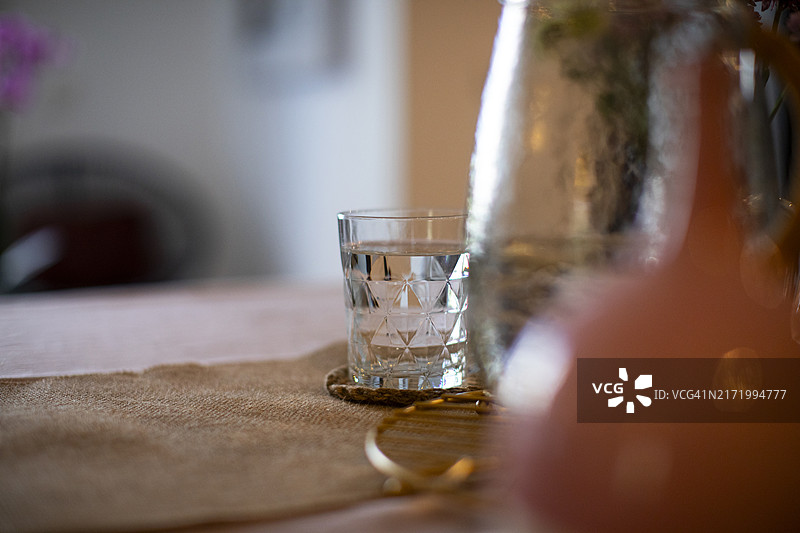 桌子上的水杯图片素材