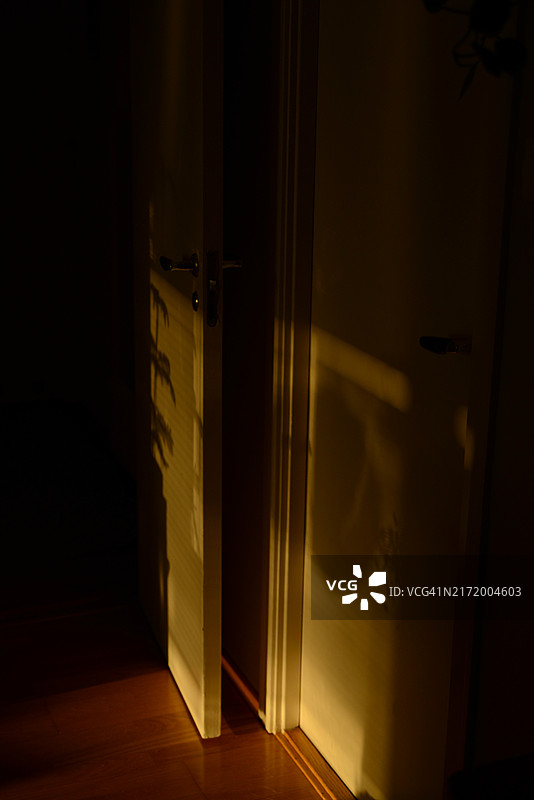 门上的阴影图片素材