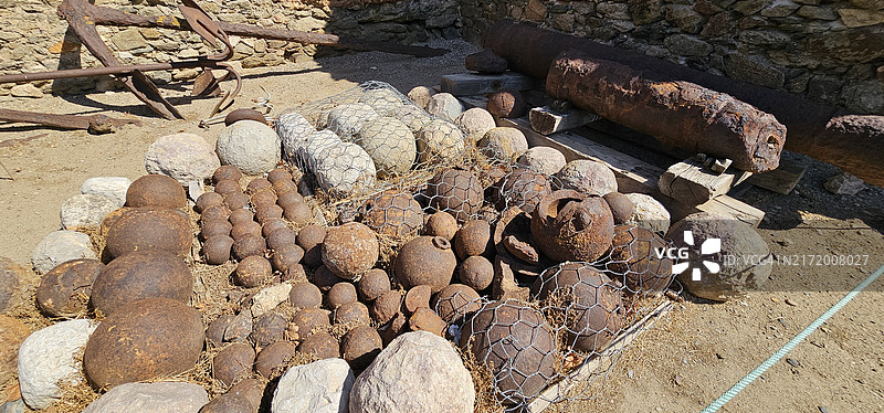 古董大炮和石球图片素材