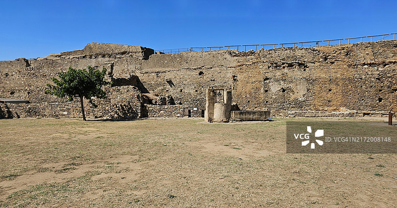 西班牙赫罗纳省罗萨斯镇的城堡图片素材